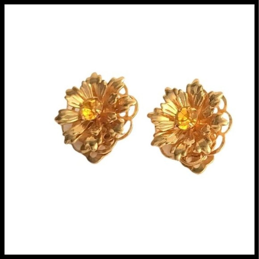 Vintage Lisner Signed Yellow Stone Flower Clip Earrings Gold Tone